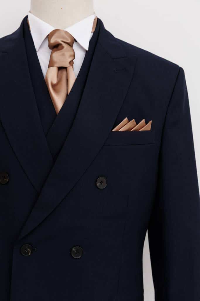 Costume noir croisé 3 pièces sur mesure accessoire doré