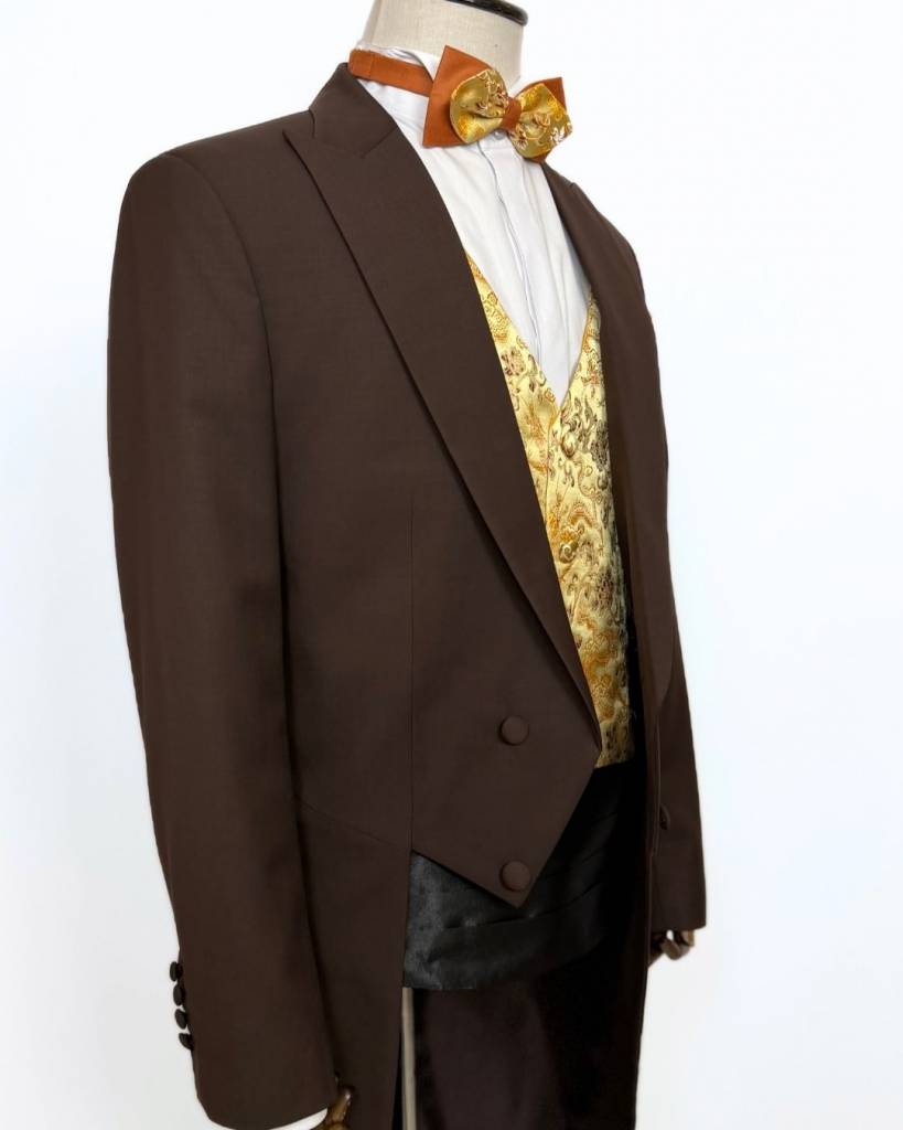 Costume marron sur mesure avec gilet jacquard doré