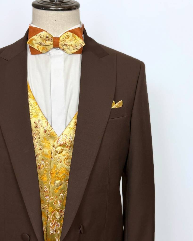 Costume marron sur mesure avec gilet jacquard doré