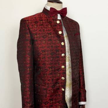 Redingote brodée – Rouge et Or