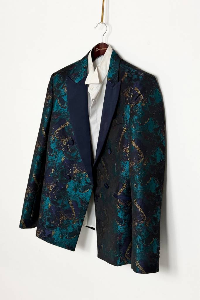 veste bleu et turquoise à motifs
